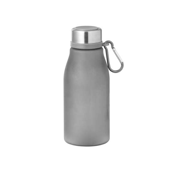 Bidón en RPET de 370 ml de capacidad. Tapón de seguridad de rosca en acero inox y práctico mosquetón metálico con color a juego del bidón. Disponible en variada gama de colores solidos en acabado mate. Libre de BPA y presentado en atractiva caja de diseño kraft. El material RPET se elabora a partir de plástico reciclado, para así fomentar la reutilización de residuos plásticos y ayudar a la sostenibilidad del planeta.