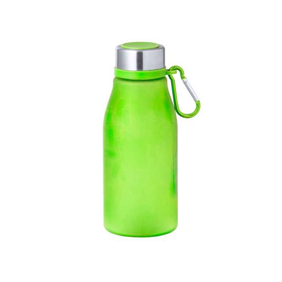 Bidón en RPET de 370 ml de capacidad. Tapón de seguridad de rosca en acero inox y práctico mosquetón metálico con color a juego del bidón. Disponible en variada gama de colores solidos en acabado mate. Libre de BPA y presentado en atractiva caja de diseño kraft. El material RPET se elabora a partir de plástico reciclado, para así fomentar la reutilización de residuos plásticos y ayudar a la sostenibilidad del planeta.