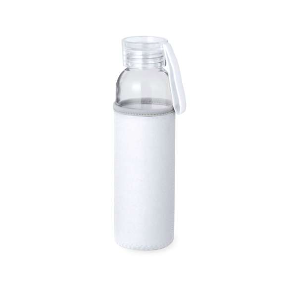 Bidón de 500 ml de capacidad. Cuerpo fabricado en cristal, con tapón a rosca y práctica asa de silicona para un fácil transporte. Incluye funda de soft shell a juego. Disponible en variada gama de colores y presentado en caja individual de atractivo diseño kraft.