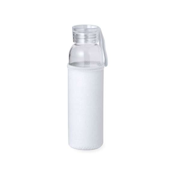 Bidón de 500 ml de capacidad. Cuerpo fabricado en cristal, con tapón a rosca y práctica asa de silicona para un fácil transporte. Incluye funda de soft shell a juego. Disponible en variada gama de colores y presentado en caja individual de atractivo diseño kraft.