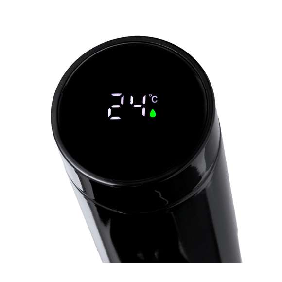 Termo en alta calidad de doble pared y 450 ml de capacidad, con medidor de temperatura táctil integrado en tapón. Fabricado en acero inox, que ofrece una resistencia y durabilidad excepcionales. Tapón en acero inox con infusor integrado y libre de BPA. Alimentación a pilas (de botón incluida), con manual de instrucciones en español e inglés. Disponible en variada gama de colores y presentado en atractiva caja de diseño kraft.