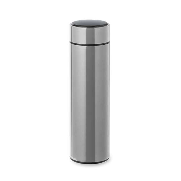 Termo en alta calidad de doble pared y 450 ml de capacidad, con medidor de temperatura táctil integrado en tapón. Fabricado en acero inox, que ofrece una resistencia y durabilidad excepcionales. Tapón en acero inox con infusor integrado y libre de BPA. Alimentación a pilas (de botón incluida), con manual de instrucciones en español e inglés. Disponible en variada gama de colores y presentado en atractiva caja de diseño kraft.