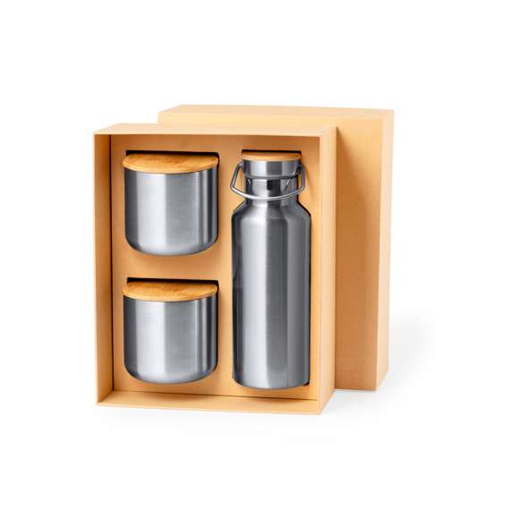 Práctico set de bidón y vasos térmicos en acero inox. Incluye bidón térmico de 500 ml de capacidad fabricado en acero inox con detalle superior de bambú y asa. Además, contiene 2 vasos de 300 ml de capacidad cada uno fabricados acero inox y tapaderas fabricadas bambú con cierre de presión. Presentado en una caja troquelada de diseño kraft.