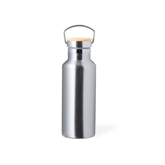 Práctico set de bidón y vasos térmicos en acero inox. Incluye bidón térmico de 500 ml de capacidad fabricado en acero inox con detalle superior de bambú y asa. Además, contiene 2 vasos de 300 ml de capacidad cada uno fabricados acero inox y tapaderas fabricadas bambú con cierre de presión. Presentado en una caja troquelada de diseño kraft.
