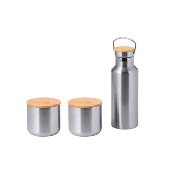 Práctico set de bidón y vasos térmicos en acero inox. Incluye bidón térmico de 500 ml de capacidad fabricado en acero inox con detalle superior de bambú y asa. Además, contiene 2 vasos de 300 ml de capacidad cada uno fabricados acero inox y tapaderas fabricadas bambú con cierre de presión. Presentado en una caja troquelada de diseño kraft.