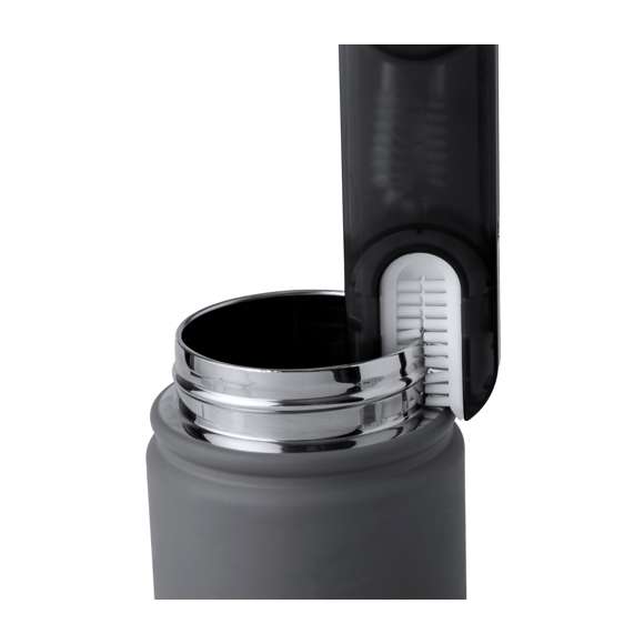 Práctico cepillo limpiador todo en uno, especialmente diseñado para bidones, termos, tazas, vasos y artículos similares. Incluye 3 cepillos con diferentes tipos de cerdas, ideales para la correcta limpieza de las partes de difícil acceso de los recipientes. Fabricado en resistente material ABS, con zona lisa para marcaje y presentado en caja individual de diseño kraft.