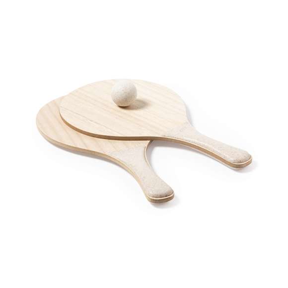 Par de palas de playa especiales para la sublimación. Fabricadas en madera, con mango reforzado en caña de trigo. Zona especial para la sublimación en la parte plana de la pala con posibilidad de diseños a todo color. Logotipo en el mango. Presentadas en bolsa de rejilla, con pelota de caña de trigo.La caña de trigo fomenta la utilización de materias primas naturales, reduciendo así las emisiones contaminantes.