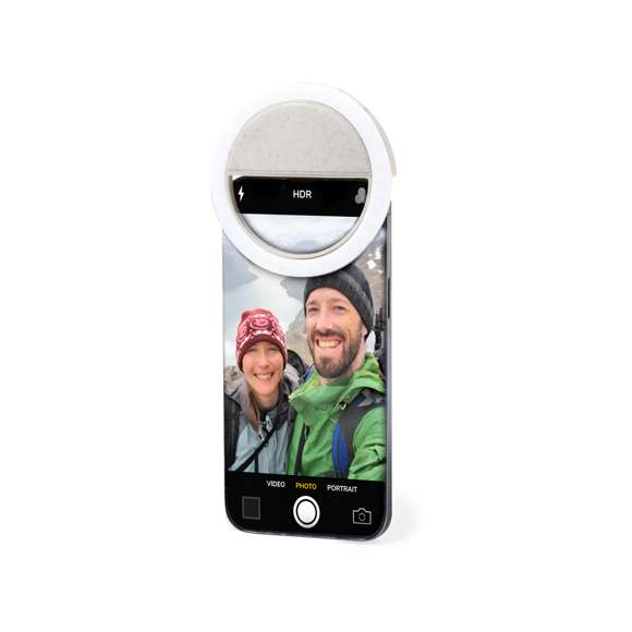 Anillo de luz LED para smartphone, fabricado en resistente caña de trigo. Ajustable a cualquier smartphone, con 36 LEDs y 3 niveles de intensidad de luz. Batería de 80 mAh y recargable por USB (cable Micro USB incluido). Presentado en atractiva caja de diseño, con manual de instrucciones disponible en español e inglés.La caña de trigo fomenta la utilización de materias primas naturales, reduciendo así las emisiones contaminantes.