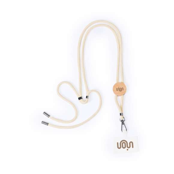 Original lanyard con accesorio para smartphone. Fabricado en resistente algodón, con accesorio de bambú para marcaje. Accesorio de transporte para situar entre la funda y el smartphone y mosquetón giratorio metálico. Ajustadores en cuello, con accesorios cromados en los extremos de los cordones de ajuste.Materiales como el bambú fomentan la utilización de materias primas naturales, reduciendo las emisiones contaminantes. Proviene de una planta de gran resistencia y versatilidad, con crecimiento y regeneración rápidos, siendo una excelente alternativa al uso de madera tradicional.
