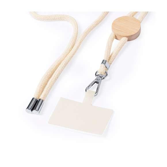 Original lanyard con accesorio para smartphone. Fabricado en resistente algodón, con accesorio de bambú para marcaje. Accesorio de transporte para situar entre la funda y el smartphone y mosquetón giratorio metálico. Ajustadores en cuello, con accesorios cromados en los extremos de los cordones de ajuste.Materiales como el bambú fomentan la utilización de materias primas naturales, reduciendo las emisiones contaminantes. Proviene de una planta de gran resistencia y versatilidad, con crecimiento y regeneración rápidos, siendo una excelente alternativa al uso de madera tradicional.