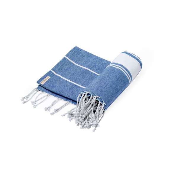 Suave pareo toalla en 100% algodón reciclado de 180g/m2. Disponible en variada gama de colores en tono bicolor. Logotipo en etiqueta lateral. Presentado individualmente en bolsa.