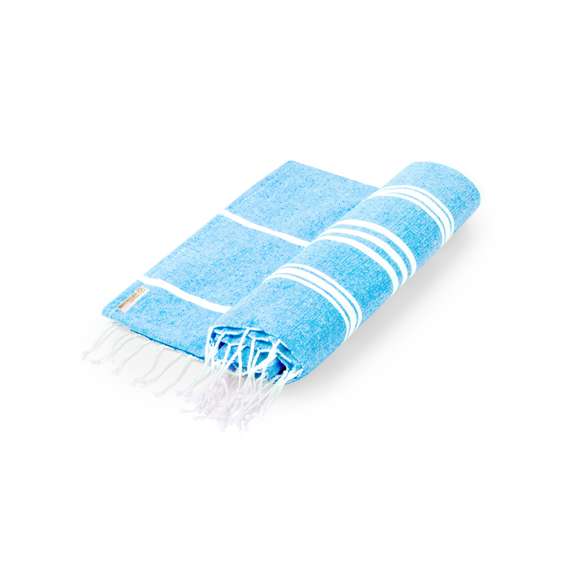 Suave pareo toalla en combinación de algodón reciclado de 130g/m2 en el frontal y poliéster de 125g/m2 en la parte trasera. Disponible en variada gama bicolor, con etiqueta lateral. Presentado en bolsa individual.