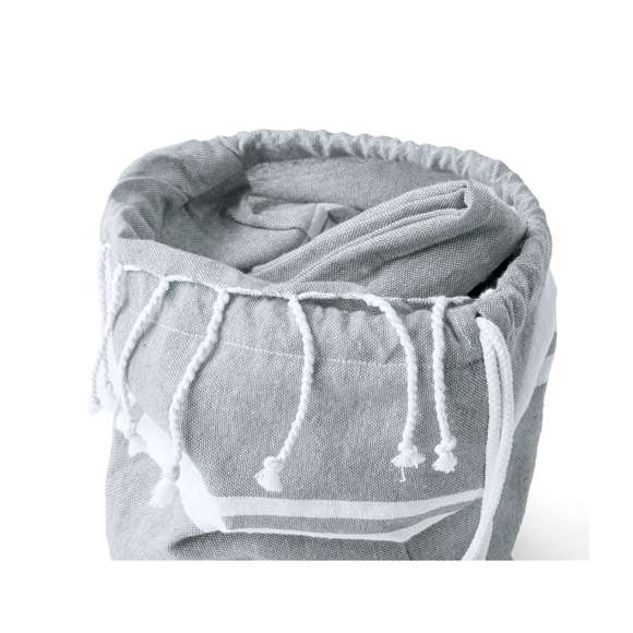 Mochila pareo de 180x90cm en resistente algodón reciclado de 170g/m2 en variados colores. Con plegado especial que la convierte en mochila de cuerdas para cómodo transporte. Con logotipo algodón reciclado en etiqueta exterior. Presentado en bolsa individual.