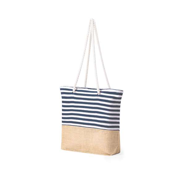 Bolsa fabricada en resistente algodón de 450g/m2 y base de yute. De acabado cosido, cierre de cremallera, con distinguido diseño a rayas blancas y azules. Asas largas hechas en algodón de color blanco en forma de cuerda reforzadas con argollas. Resistencia hasta 13kg de peso.