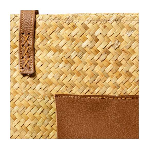 Bolsa de paja en forma rectangular y de desenfadado diseño.Gran capacidad y con originales asas largas en polipiel. Con amplio parche exterior en polipiel, especialmente diseñado para personalización en láser y a juego con las asas.