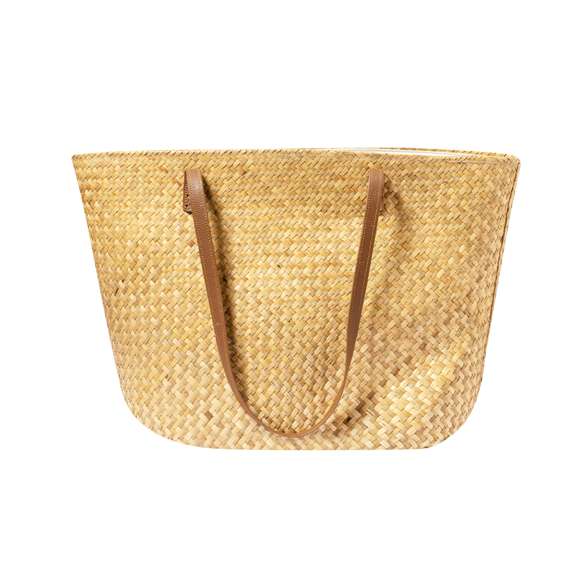 Bolsa de paja en forma rectangular y de desenfadado diseño.Gran capacidad y con originales asas largas en polipiel. Con amplio parche exterior en polipiel, especialmente diseñado para personalización en láser y a juego con las asas.