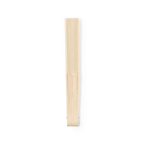 Abanico fabricado con varillas de bambú y tela de poliéster. En tonos naturales y presentado en caja individual diseño kraft.Materiales como el bambú fomentan la utilización de materias primas naturales, reduciendo las emisiones contaminantes. Proviene de una planta de gran resistencia y versatilidad, con crecimiento y regeneración rápidos, siendo una excelente alternativa al uso de madera tradicional.
