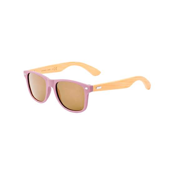 Gafas de sol fabricadas en bambú con protección UV400. Montura de colores en resistente material PC y patillas en bambú. Lentes AC (acetato de celulosa) de acabado espejo, disponibles en variada gama de colores en combinación con la montura. Presentada en atractiva bolsa de papel diseño kraft.Materiales como el bambú fomentan la utilización de materias primas naturales, reduciendo las emisiones contaminantes. Proviene de una planta de gran resistencia y versatilidad, con crecimiento y regeneración rápidos, siendo una excelente alternativa al uso de madera tradicional.