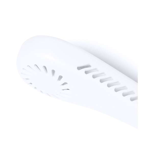 Práctico ventilador portátil fabricado en resistente ABS. Este elegante ventilador tiene un diseño en forma de collar para colocarlo alrededor del cuello, brindando una sensación refrescante. Ofrece tres posiciones de velocidad diferentes y es recargable mediante su batería de 800 mAh, cable Micro USB incluido. Presentado en caja de diseño kraft.