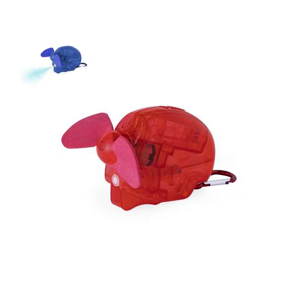Ventilador vaporizador de 35 ml de capacidad. Presento con cuerpo translúcido y aspas de EVA. Se alimenta con 1 pilas AA (no incluidas). Disponible en colores variados, con un práctico mosquetón a juego. Presentado individualmente en caja.