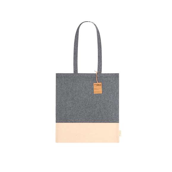 Bolsa en material 100% algodón reciclado de 120 g/m2. Asas largas de 70cm con refuerzo y de acabado cosido. Logotipo en etiqueta lateral y resistencia hasta 8 kg de peso. Disponible en variada gama de colores nature con base de color natural.