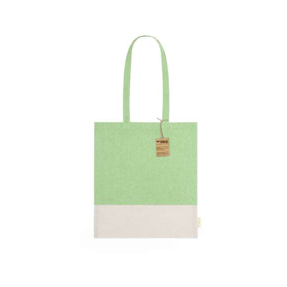 Bolsa en material 100% algodón reciclado de 120 g/m2. Asas largas de 70cm con refuerzo y de acabado cosido. Logotipo en etiqueta lateral y resistencia hasta 8 kg de peso. Disponible en variada gama de colores nature con base de color natural.