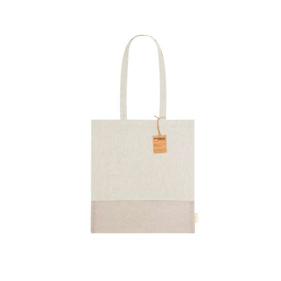 Bolsa en material 100% algodón reciclado de 120 g/m2. Asas largas de 70cm con refuerzo y de acabado cosido. Logotipo en etiqueta lateral y resistencia hasta 8 kg de peso. Disponible en variada gama de colores nature con base de color natural.