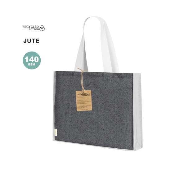 Bolsa en material 100% algodón reciclado de 140 g/m2 en combinación con el yute. Asas largas de 70cm con refuerzo, de acabado cosido y fuelle de yute. Logotipo en etiqueta lateral y resistencia hasta 8 kg de peso. Disponible en variada gama de colores nature con base de color natural.