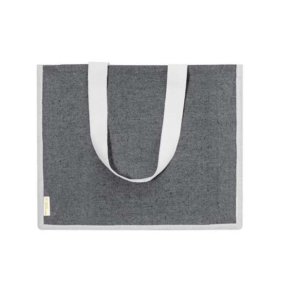 Bolsa en material 100% algodón reciclado de 140 g/m2 en combinación con el yute. Asas largas de 70cm con refuerzo, de acabado cosido y fuelle de yute. Logotipo en etiqueta lateral y resistencia hasta 8 kg de peso. Disponible en variada gama de colores nature con base de color natural.