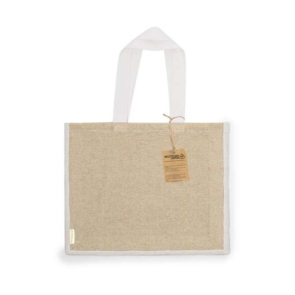 Bolsa en material 100% algodón reciclado de 140 g/m2 en combinación con el yute. Asas largas de 70cm con refuerzo, de acabado cosido y fuelle de yute. Logotipo en etiqueta lateral y resistencia hasta 8 kg de peso. Disponible en variada gama de colores nature con base de color natural.