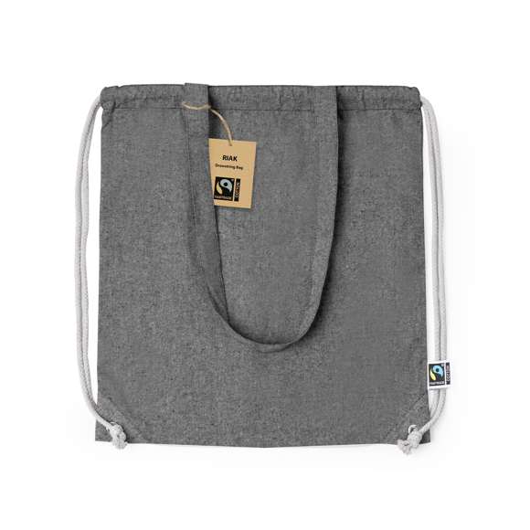 Mochila de cuerdas de línea nature, fabricada en 100% algodón de 140g/m2. Con certificación Fairtrade (Comercio Justo) un sistema comercial solidario y alternativo al convencional que persigue el desarrollo de los pueblos y la lucha contra la pobreza. De acabado cosido, cordones de algodón color natural con argollas metálicas y asas de transporte. Disponible en distintos y llamativos colores. Resistencia hasta 6kg de peso. Incluida etiqueta Fairtrade y etiqueta con logotipo en cartón reciclado.