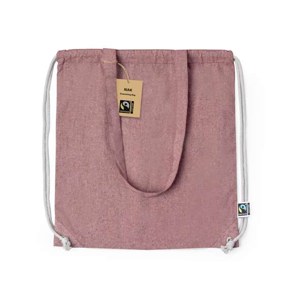 Mochila de cuerdas de línea nature, fabricada en 100% algodón de 140g/m2. Con certificación Fairtrade (Comercio Justo) un sistema comercial solidario y alternativo al convencional que persigue el desarrollo de los pueblos y la lucha contra la pobreza. De acabado cosido, cordones de algodón color natural con argollas metálicas y asas de transporte. Disponible en distintos y llamativos colores. Resistencia hasta 6kg de peso. Incluida etiqueta Fairtrade y etiqueta con logotipo en cartón reciclado.