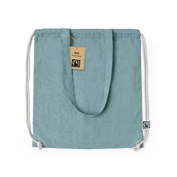 Mochila de cuerdas de línea nature, fabricada en 100% algodón de 140g/m2. Con certificación Fairtrade (Comercio Justo) un sistema comercial solidario y alternativo al convencional que persigue el desarrollo de los pueblos y la lucha contra la pobreza. De acabado cosido, cordones de algodón color natural con argollas metálicas y asas de transporte. Disponible en distintos y llamativos colores. Resistencia hasta 6kg de peso. Incluida etiqueta Fairtrade y etiqueta con logotipo en cartón reciclado.