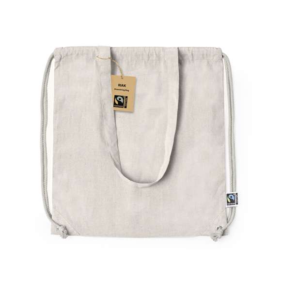 Mochila de cuerdas de línea nature, fabricada en 100% algodón de 140g/m2. Con certificación Fairtrade (Comercio Justo) un sistema comercial solidario y alternativo al convencional que persigue el desarrollo de los pueblos y la lucha contra la pobreza. De acabado cosido, cordones de algodón color natural con argollas metálicas y asas de transporte. Disponible en distintos y llamativos colores. Resistencia hasta 6kg de peso. Incluida etiqueta Fairtrade y etiqueta con logotipo en cartón reciclado.