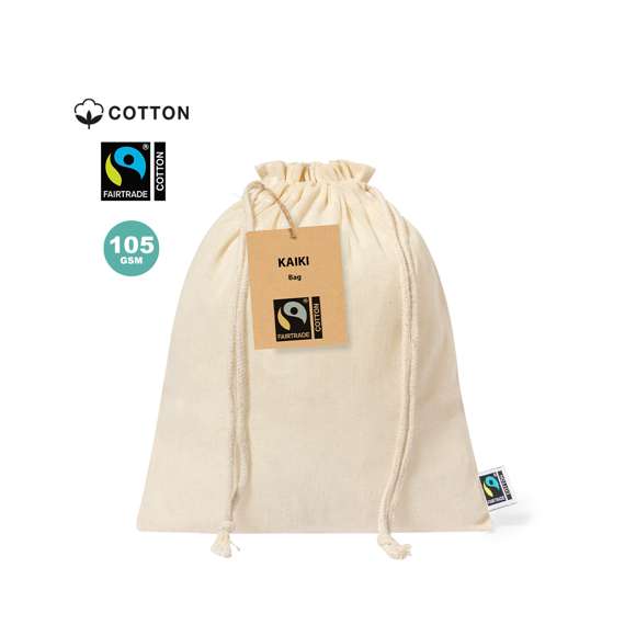 Bolsa de línea nature, fabricada en 100% algodón de 105g/m2 de color natural. Con certificación Fairtrade (Comercio Justo) un sistema comercial solidario y alternativo al convencional que persigue el desarrollo de los pueblos y la lucha contra la pobreza. De acabado cosido, con cordón de autocierre. Incluida etiqueta Fairtrade y etiqueta con logotipo en cartón reciclado.