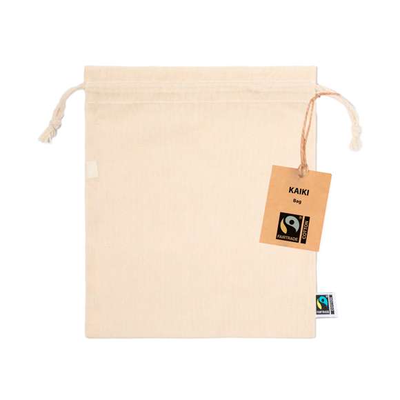 Bolsa de línea nature, fabricada en 100% algodón de 105g/m2 de color natural. Con certificación Fairtrade (Comercio Justo) un sistema comercial solidario y alternativo al convencional que persigue el desarrollo de los pueblos y la lucha contra la pobreza. De acabado cosido, con cordón de autocierre. Incluida etiqueta Fairtrade y etiqueta con logotipo en cartón reciclado.