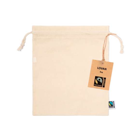 Bolsa de línea nature, fabricada en 100% algodón de 105g/m2 de color natural. Con certificación Fairtrade (Comercio Justo) un sistema comercial solidario y alternativo al convencional que persigue el desarrollo de los pueblos y la lucha contra la pobreza. De acabado cosido, con cordón de autocierre. Incluida etiqueta Fairtrade y etiqueta con logotipo en cartón reciclado.