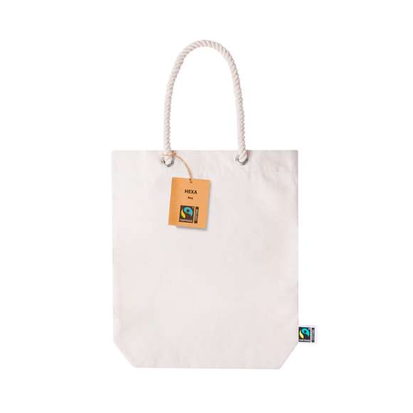 Bolsa de línea nature, fabricada en 100% algodón de 280g/m2 de color natural. Con certificación Fairtrade (Comercio Justo) un sistema comercial solidario y alternativo al convencional que persigue el desarrollo de los pueblos y la lucha contra la pobreza. De acabado cosido, asas en forma de cuerda y argollas para mayor firmeza. Resistencia hasta 10kg de peso. Incluida etiqueta Fairtrade y etiqueta con logotipo en cartón reciclado.