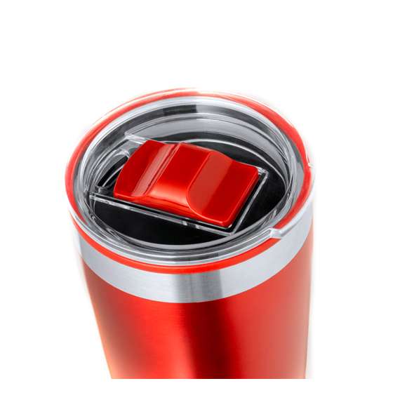 Vaso térmico fabricado en acero inox reciclado, con doble pared y 600 ml de capacidad. Incluye tapa con dosificador y abrefácil. Es ideal para tener en tu escritorio, mesa o en cualquier superficie donde disfrutar tranquilamente de tu bebida favorita. Con logotipo Acero Inox Reciclado. El acero es uno de los materiales más demandados y que puede encontrarse casi en todas partes, desde productos de uso diario a grandes construcciones. Con innumerables propiedades, entre las que cabe destacar la durabilidad y su alto grado de reutilización, convirtiéndolo en una alternativa muy valorada en soluciones de sostenibilidad. Debidamente tratado, permite obtener nuevos recursos de infinita utilización.