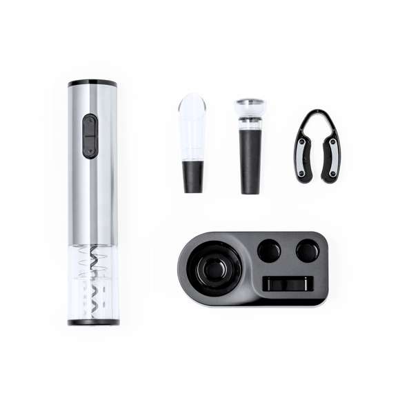 Práctico set de vinos con 4 accesorios. Contiene un sacacorchos eléctrico alimentado por 4 pilas AAA (no incluidas), decantador, tapón para botellas y cortacápsulas, con mecanismo a presión. Incluye, una elegante base negra para tener los accesorios ordenados. Presentado en caja de diseño kraft.