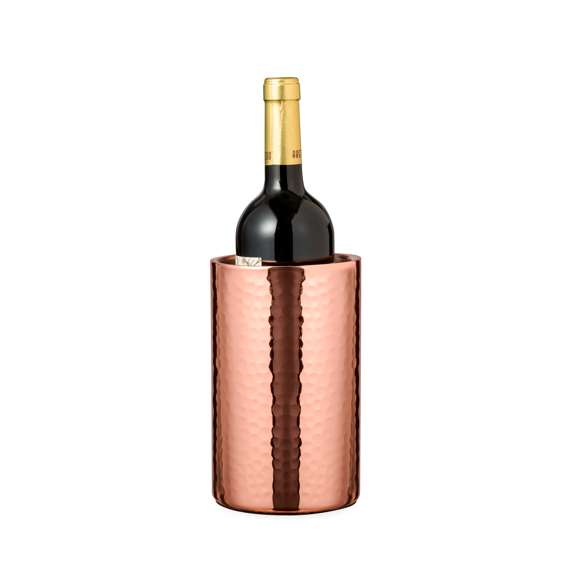 Elegante enfriador de 1 l de capacidad, fabricado en acero inox con recubrimiento de cobre galvanizado. Con original diseño en acabado brillo, es un perfecto accesorio para presentar con estilo las bebidas frías. Presentado en una exclusiva caja individual de diseño negra.