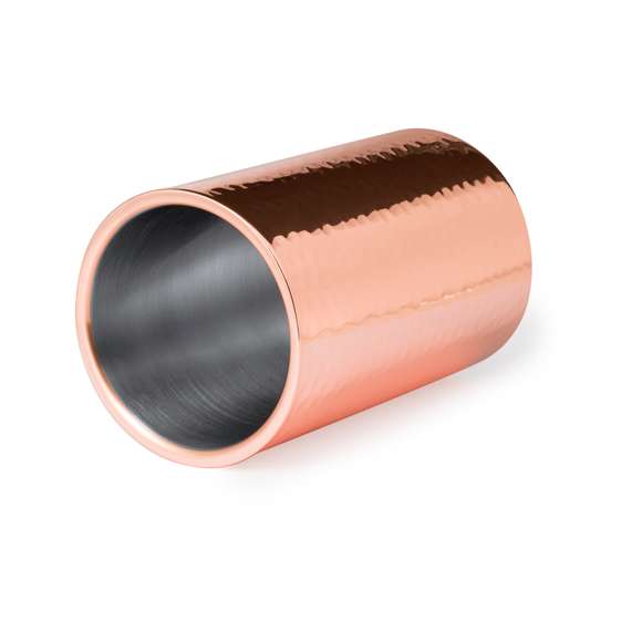 Elegante enfriador de 1 l de capacidad, fabricado en acero inox con recubrimiento de cobre galvanizado. Con original diseño en acabado brillo, es un perfecto accesorio para presentar con estilo las bebidas frías. Presentado en una exclusiva caja individual de diseño negra.