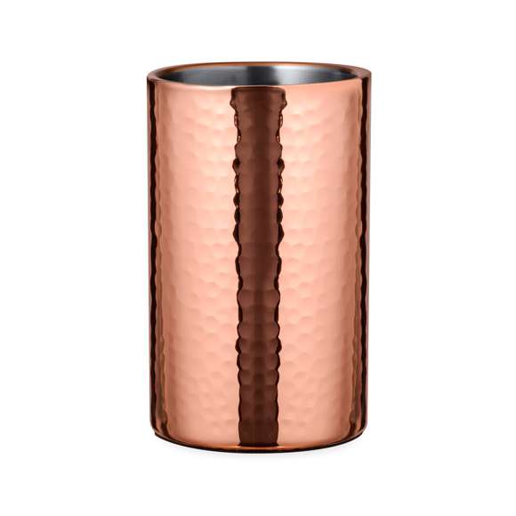 Elegante enfriador de 1 l de capacidad, fabricado en acero inox con recubrimiento de cobre galvanizado. Con original diseño en acabado brillo, es un perfecto accesorio para presentar con estilo las bebidas frías. Presentado en una exclusiva caja individual de diseño negra.