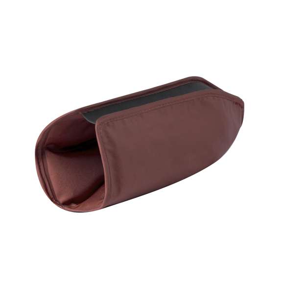 Enfriador de botellas de práctico diseño. Adaptable a cualquier tipo de botella mediante su banda elástica negra que va desde la parte superior a la inferior. Es perfecto para meter en el congelador y mantener la temperatura de la botella durante más tiempo. Disponible en variada gama de colores y presentado en una bolsa de papel reciclada.