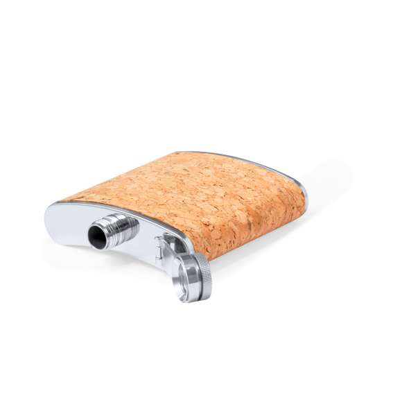 Petaca de línea nature y 170 ml de capacidad. Exterior en corcho natural, con cuerpo de acero inox y tapón de seguridad a rosca. De diseño ergonómico para guardar cómodamente en el bolsillo. Presentada en caja individual de diseño eco en cartón kraft.