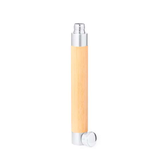 Original petaca de 45 ml fabricada en bambú y acero inox. Diseño distinguido por su forma cilíndrica y su tapón a rosca. Presentada en una caja individual de diseño kraft. Materiales como el bambú fomentan la utilización de materias primas naturales, reduciendo las emisiones contaminantes. Proviene de una planta de gran resistencia y versatilidad, con crecimiento y regeneración rápidos, siendo una excelente alternativa al uso de madera tradicional.