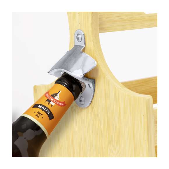 Práctico soporte para botellas hecho en bambú. Original caja de transporte de bebidas con asa troquelada en la parte superior y un abridor de botellas metálico en un lateral, con capacidad para 6 botellines. Presentado en caja de diseño kraft.