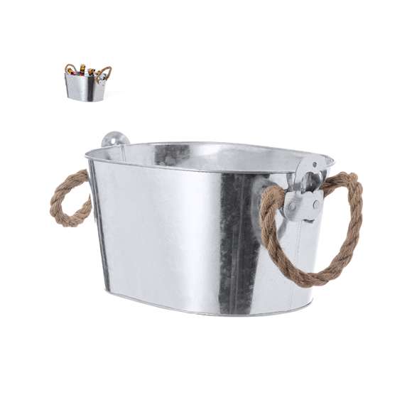 Fantástico cubo metálico de 6l de capacidad para conservar bebidas frías. Fusión perfecta entre estilo y utilidad por sus abridores fijos en los extremos y una gran capacidad. De diseño robusto, con asas de cuerda para fácil transporte.