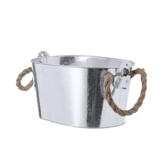 Fantástico cubo metálico de 6l de capacidad para conservar bebidas frías. Fusión perfecta entre estilo y utilidad por sus abridores fijos en los extremos y una gran capacidad. De diseño robusto, con asas de cuerda para fácil transporte.