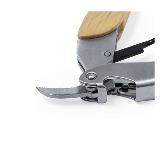 Sacacorchos fabricado en acero inox, con mango en suave madera y cortacápsulas integrado. Presentado en caja individual de diseño kraft.